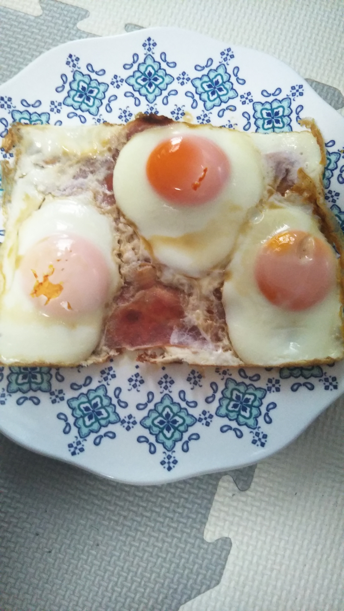 カリカリ！ベーコン目玉焼き