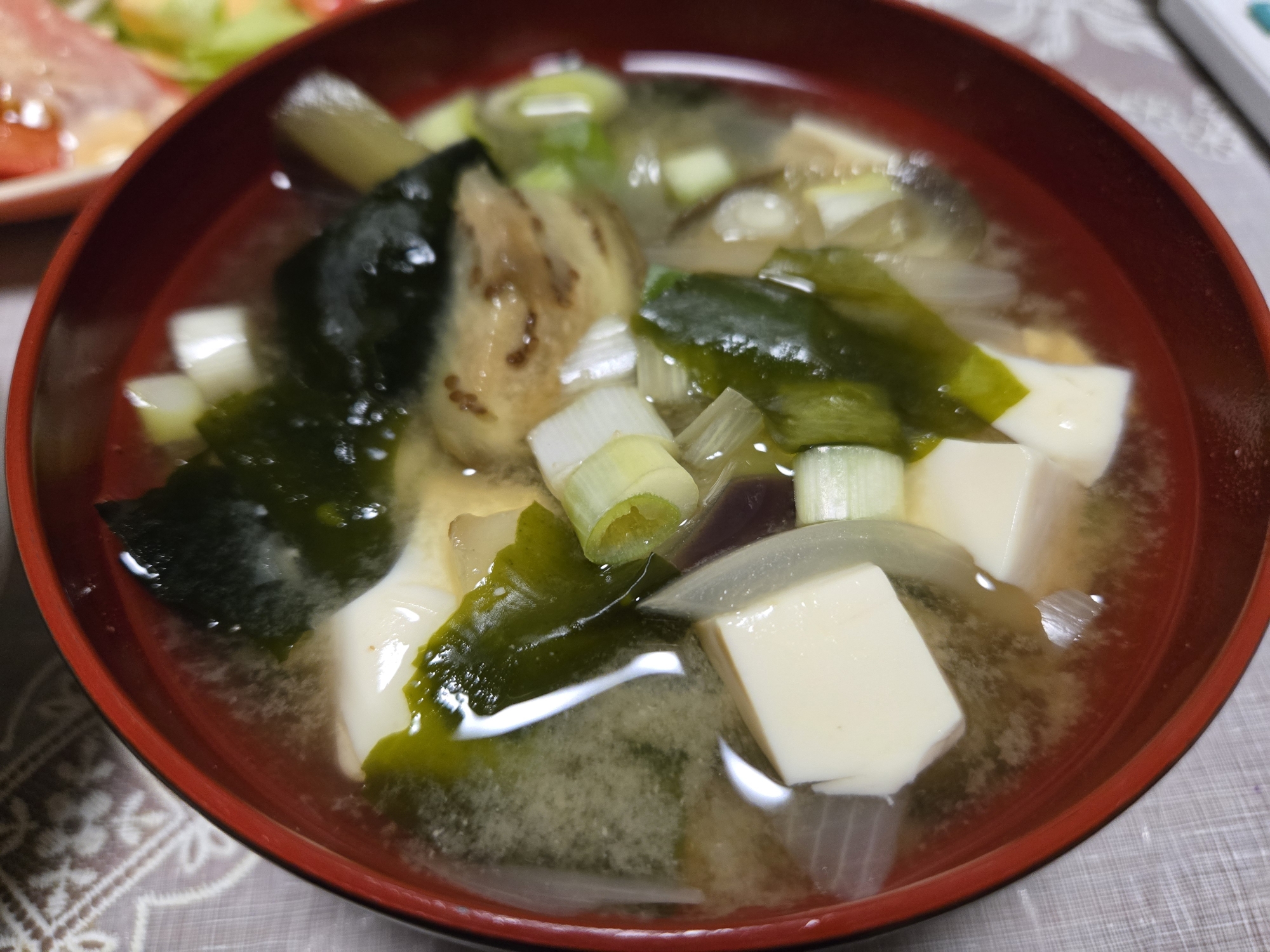 豆腐とわかめとナスのお味噌汁