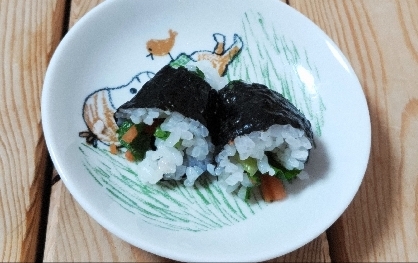 大根葉とにんじんの巻きおにぎり ₊❀̥୭