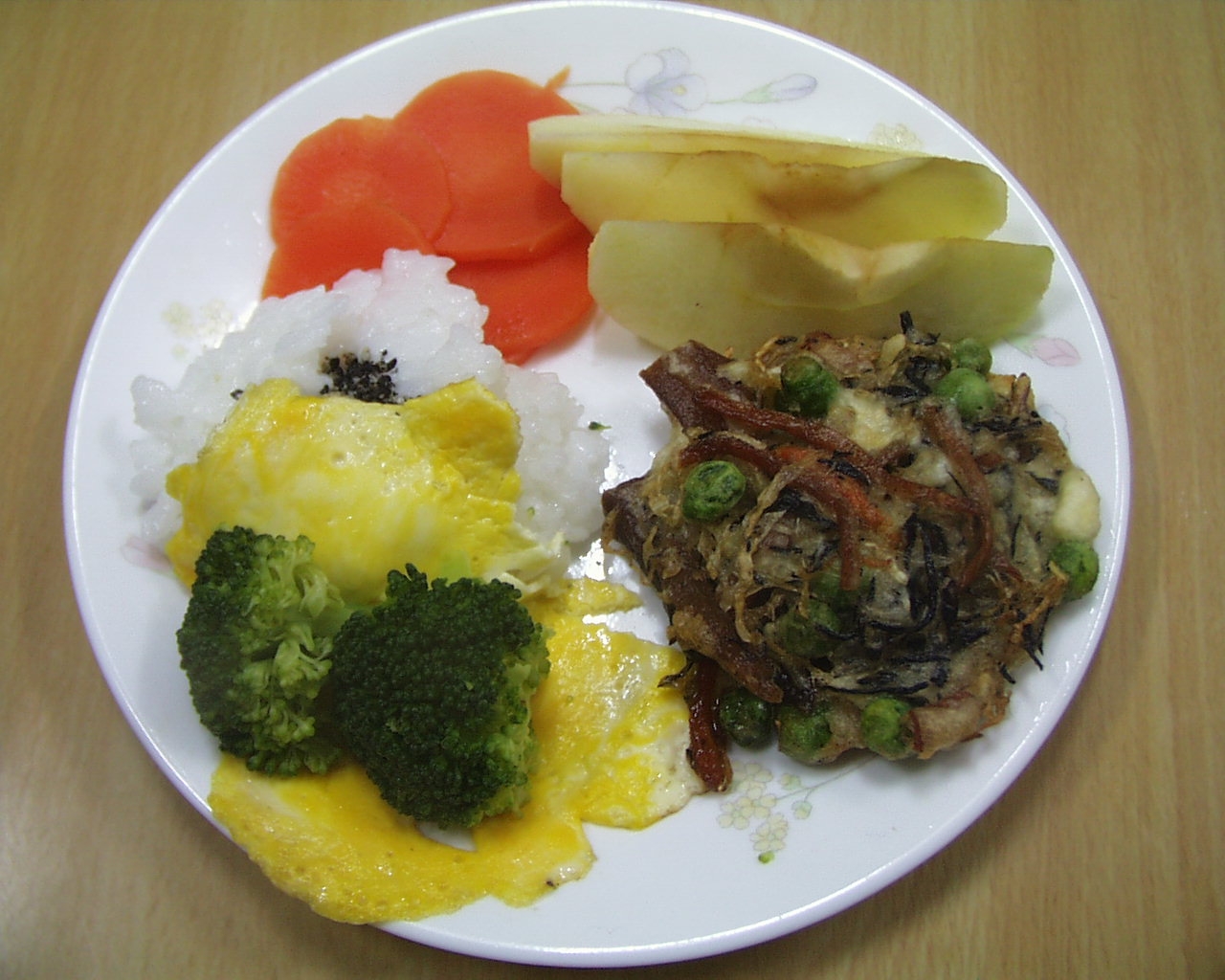 ごはんと、かき揚げ天ぷら、野菜の盛り合わせ