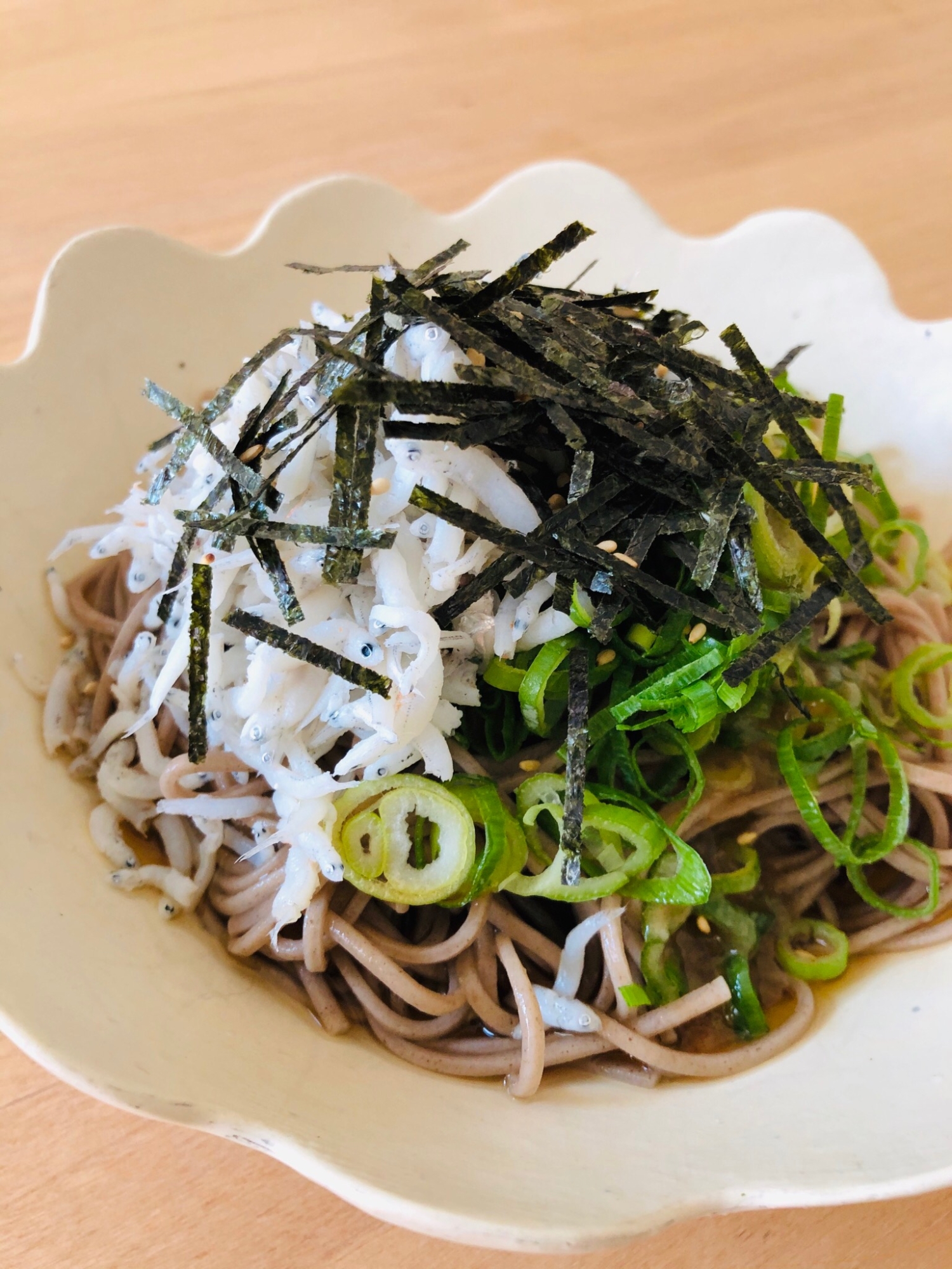 梅入りめんつゆでさっぱり美味しいしらす蕎麦