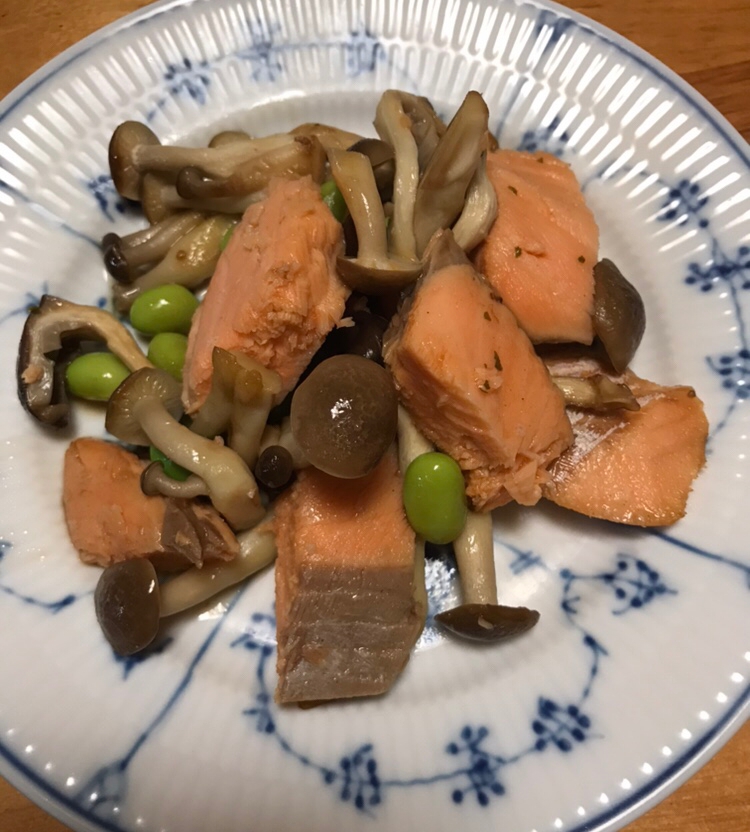 鮭とキノコ、枝豆の醤油炒め