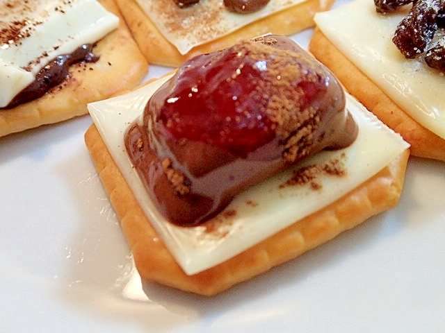 チーズとアルフォートと苺ジャムの焼きクラッカー