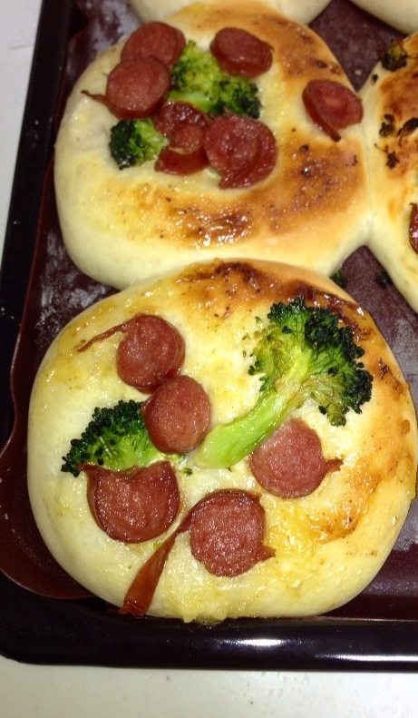 ウインナーとブロッコリーのタルタルパン