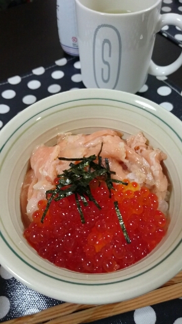 いくらと鮭ハラス丼