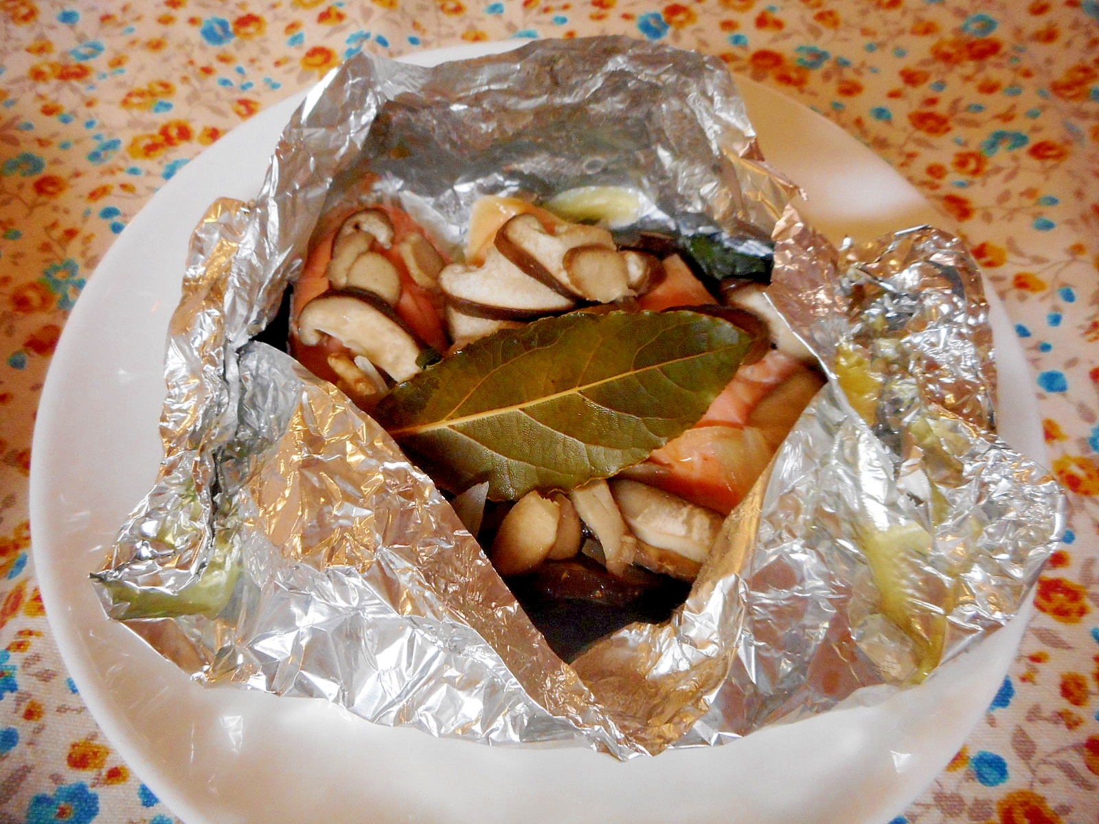 鮭とほうれん草のホイル蒸しローリエ風味