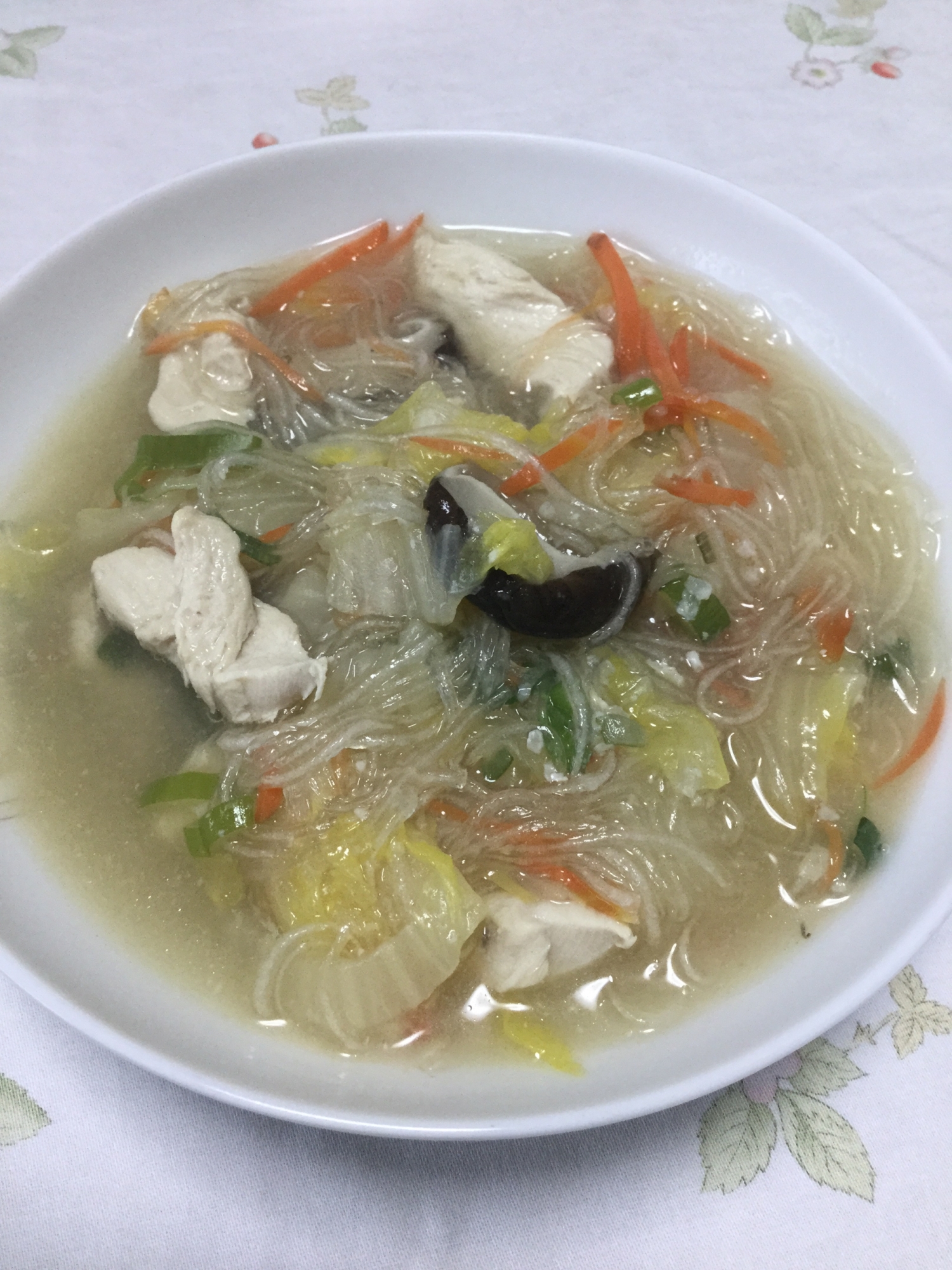 鶏胸肉と白菜で春雨スープ
