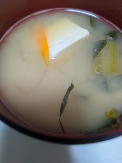 人参と小松菜と豆腐の味噌汁