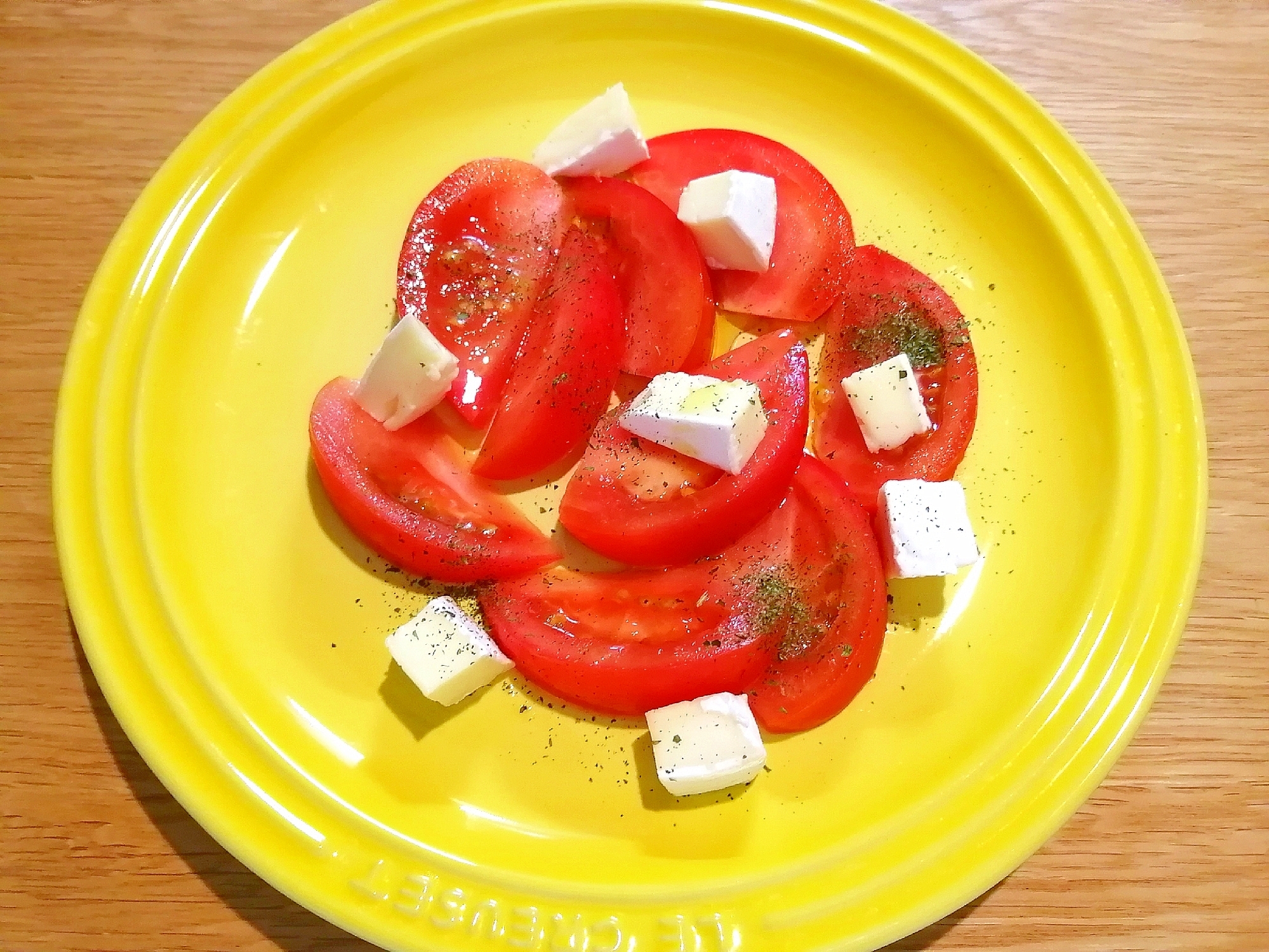カマンベールチーズのトマトサラダ