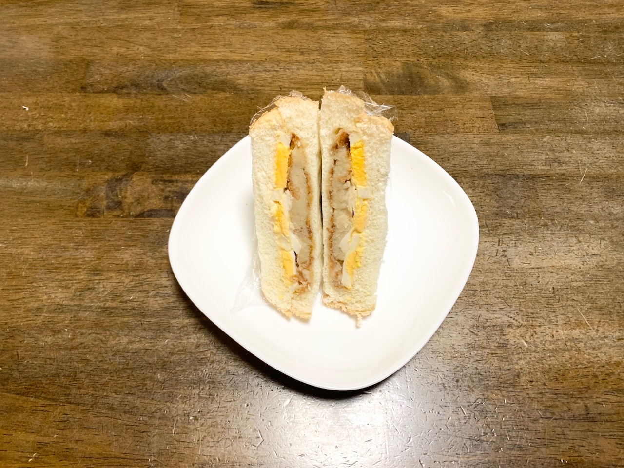 サンドイッチ　コロッケとゆで卵のサンドイッチ