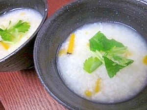 黒い器に盛られた酢飯活用かぼちゃ粥