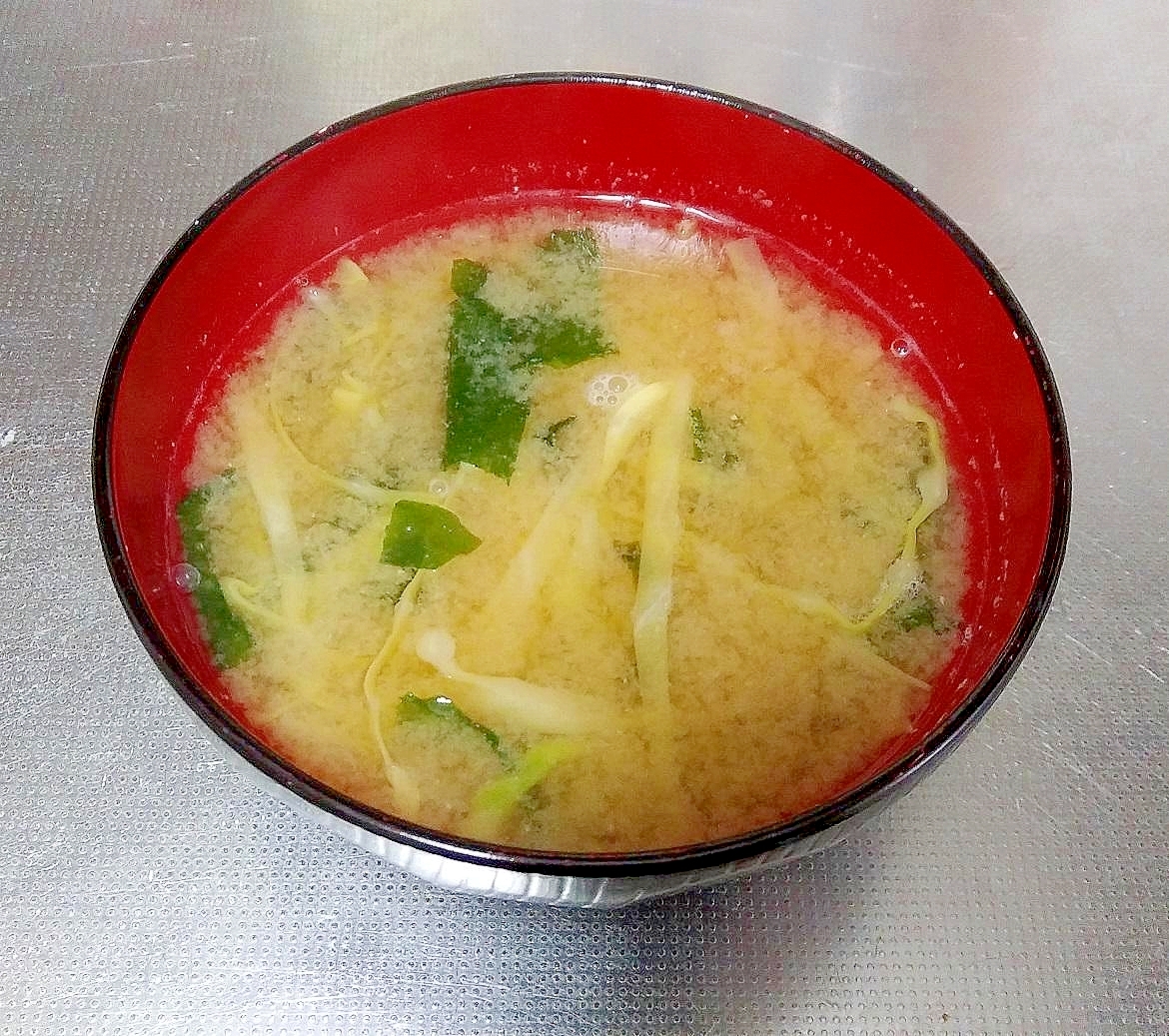キャベツとワカメの味噌汁