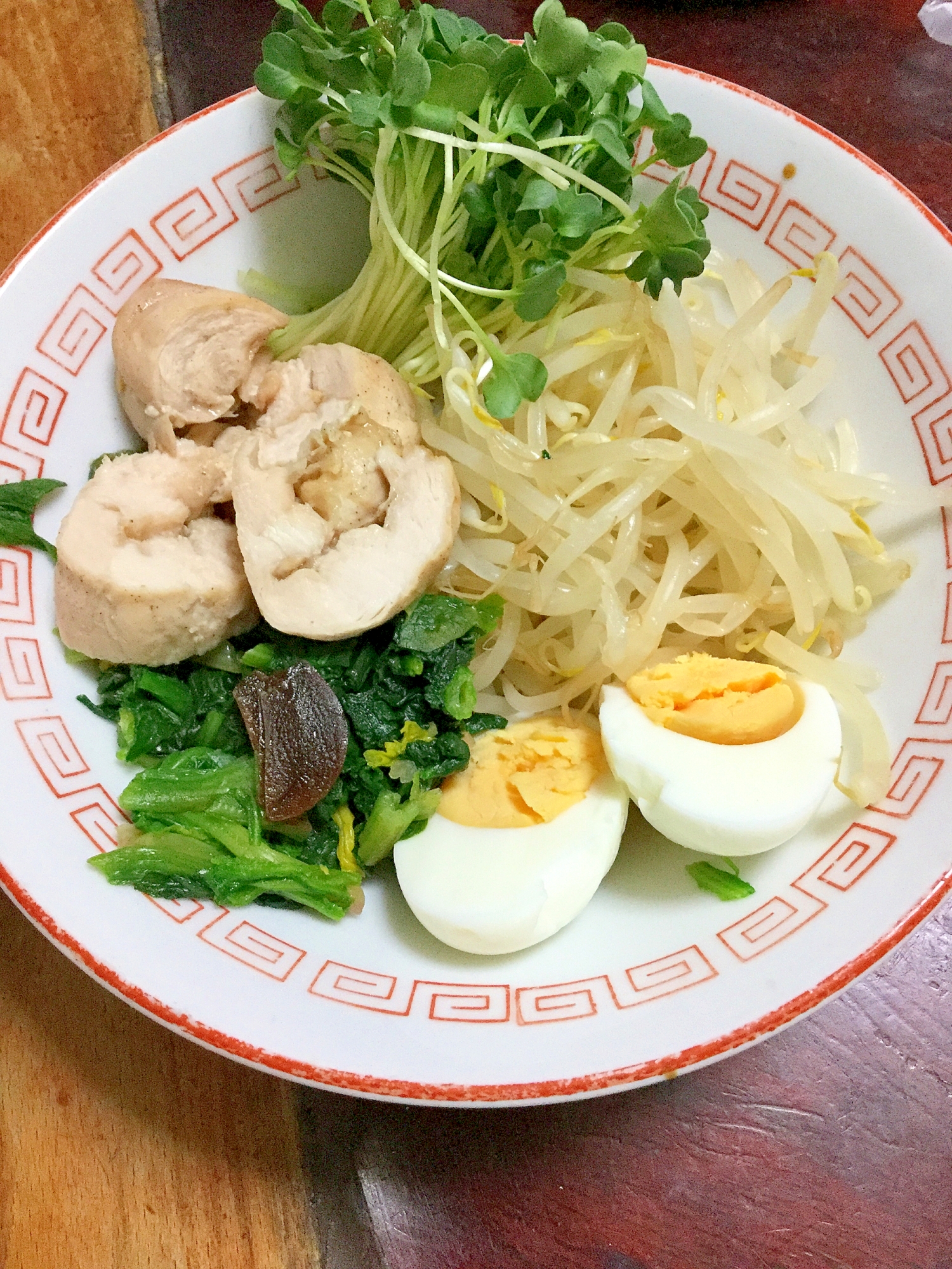 ニンニク醤油の鶏ハムと野菜の盛り合わせ。