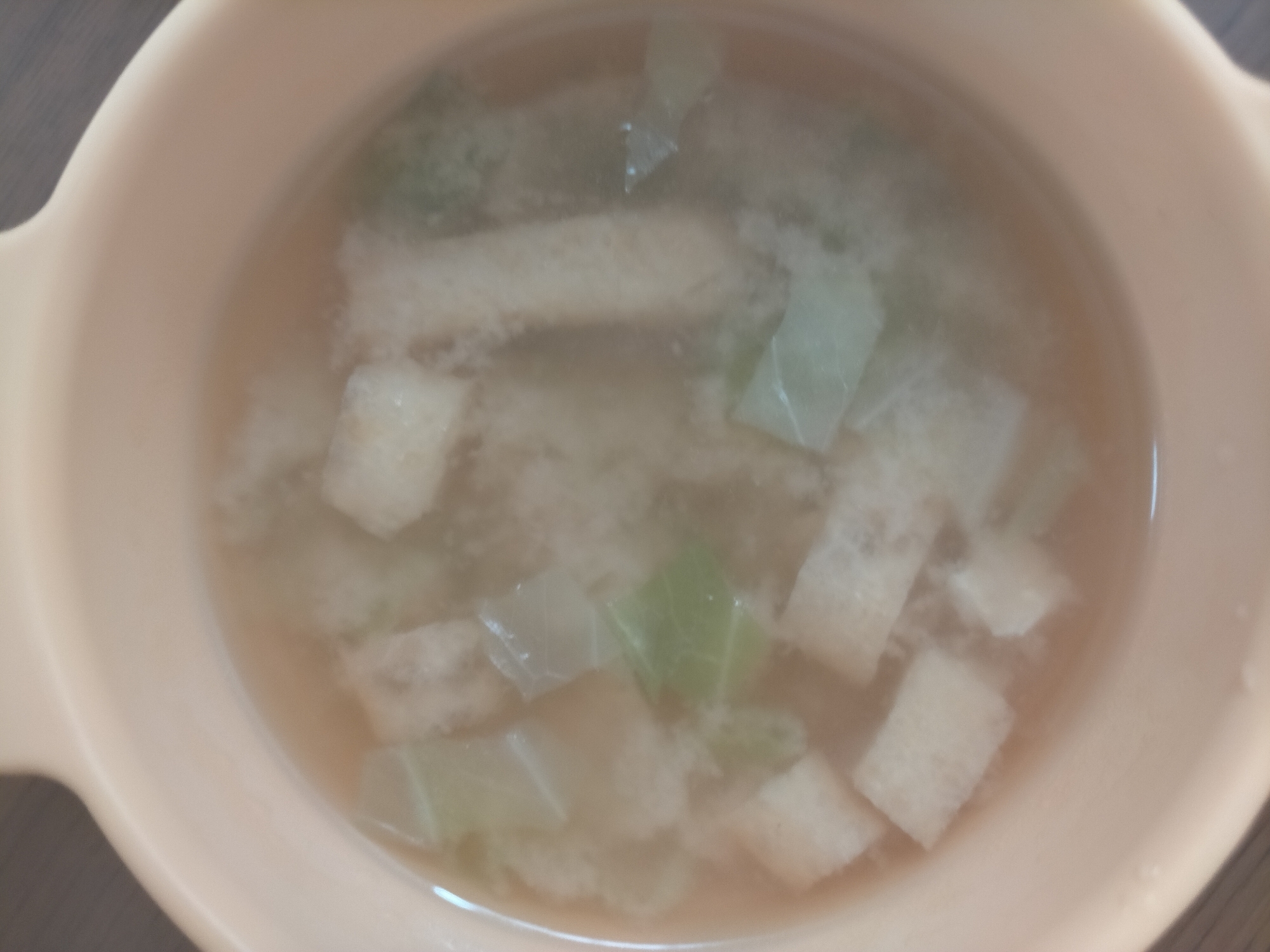 油揚げときゃべつの味噌汁