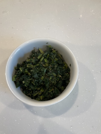 簡単で、ご飯がすすむ！カブの葉のごま油炒め