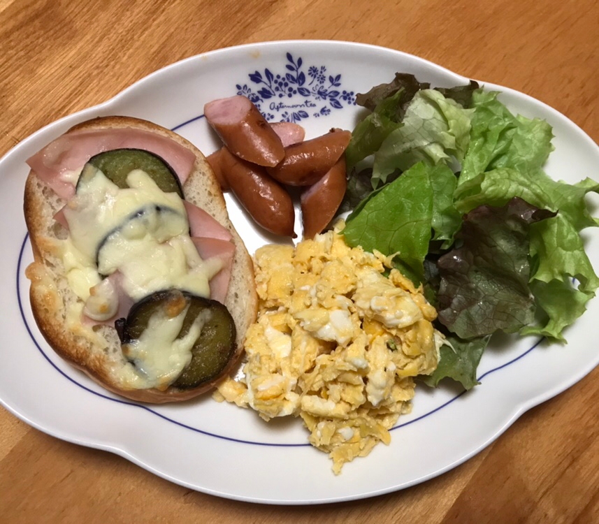 ナスとハムのチーズトーストの朝ごはんプレート