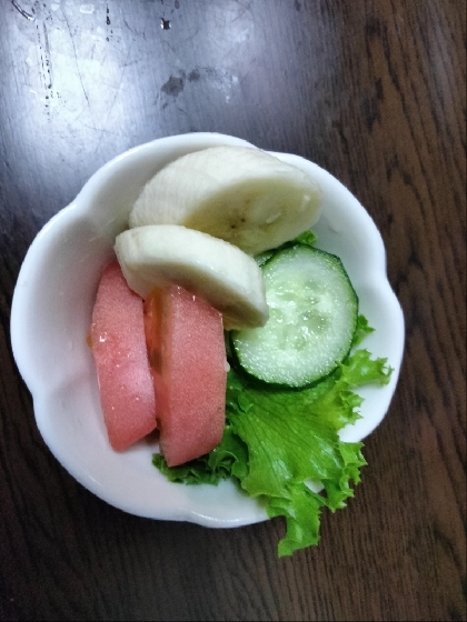 こんにちは。お昼に。冷蔵庫にある野菜とフルーツで小さなサラダ、美味しくできました。