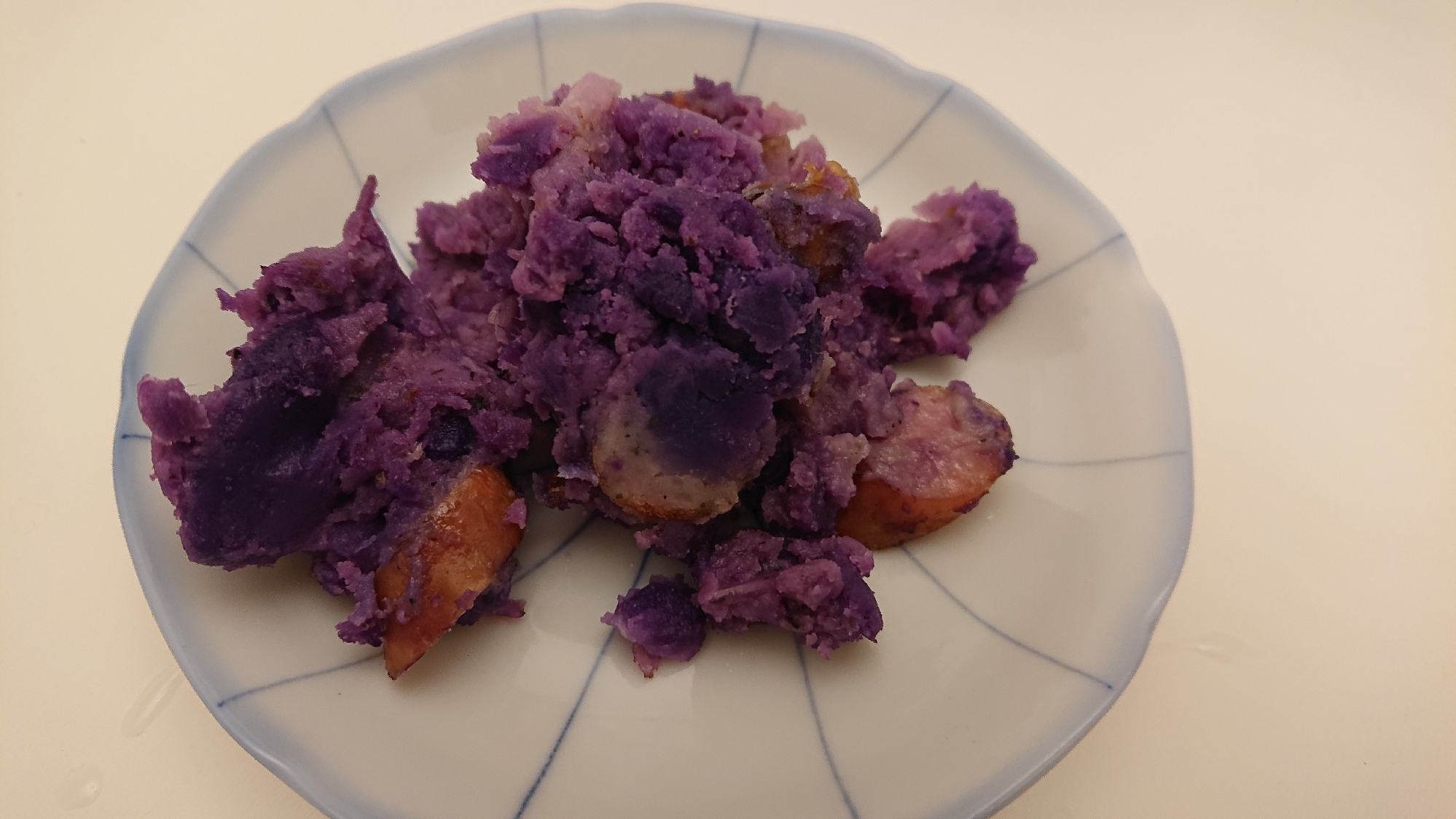 紫が綺麗♥️ニンニクとハーブが美味しいポテトサラダ