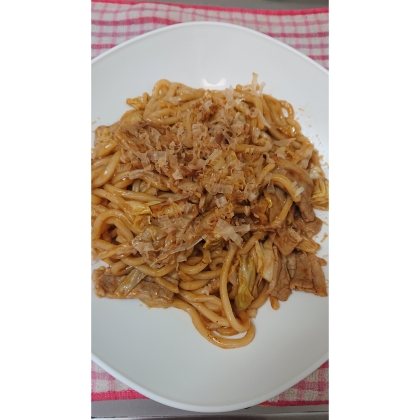 大好きな焼きうどんを初手作り！あっさりめのお味ですごくおいしかったです(*^^*)今回は青のりがなかったので鰹節で。