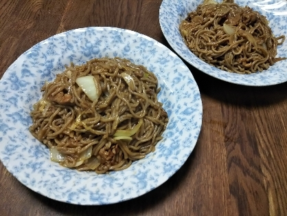 前日の野菜炒めの残りを使って作りました❗️濃い目の味付けが好きなので、トンカツソース多目、焼き肉のたれ追加しました。日本蕎麦でも、とても美味しい‼️