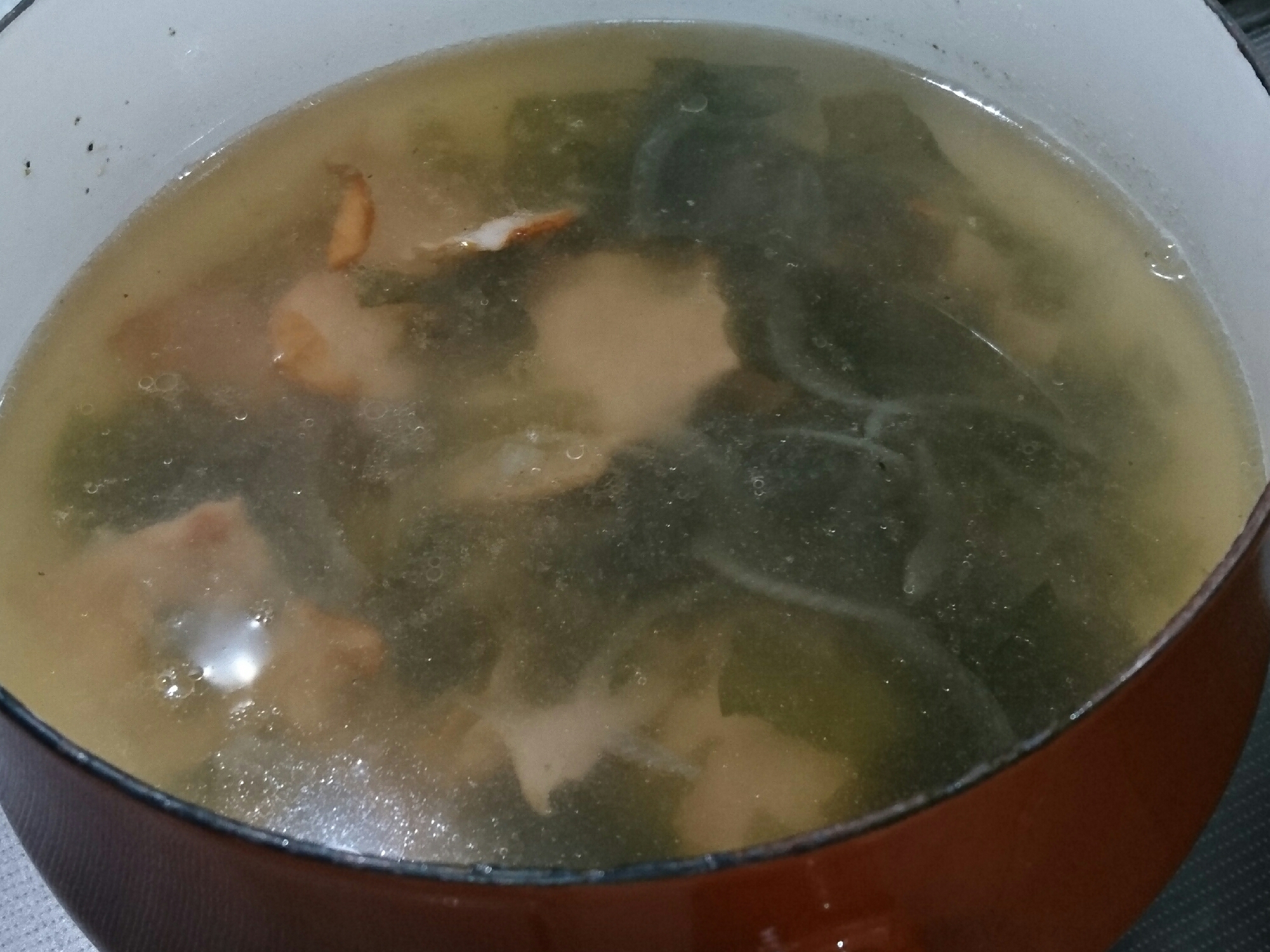 わかめと新玉ねぎとベーコンの中華スープ