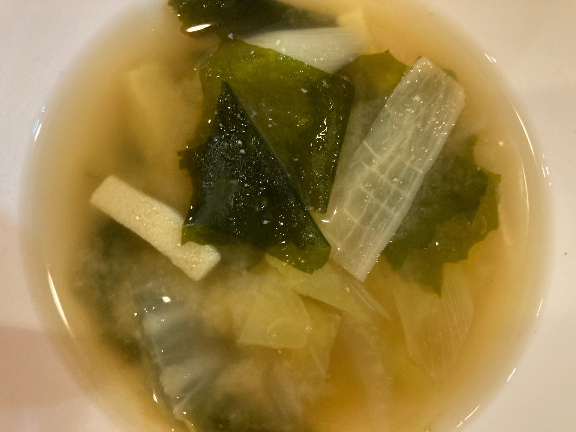 白菜と大根とわかめと高野豆腐の味噌汁