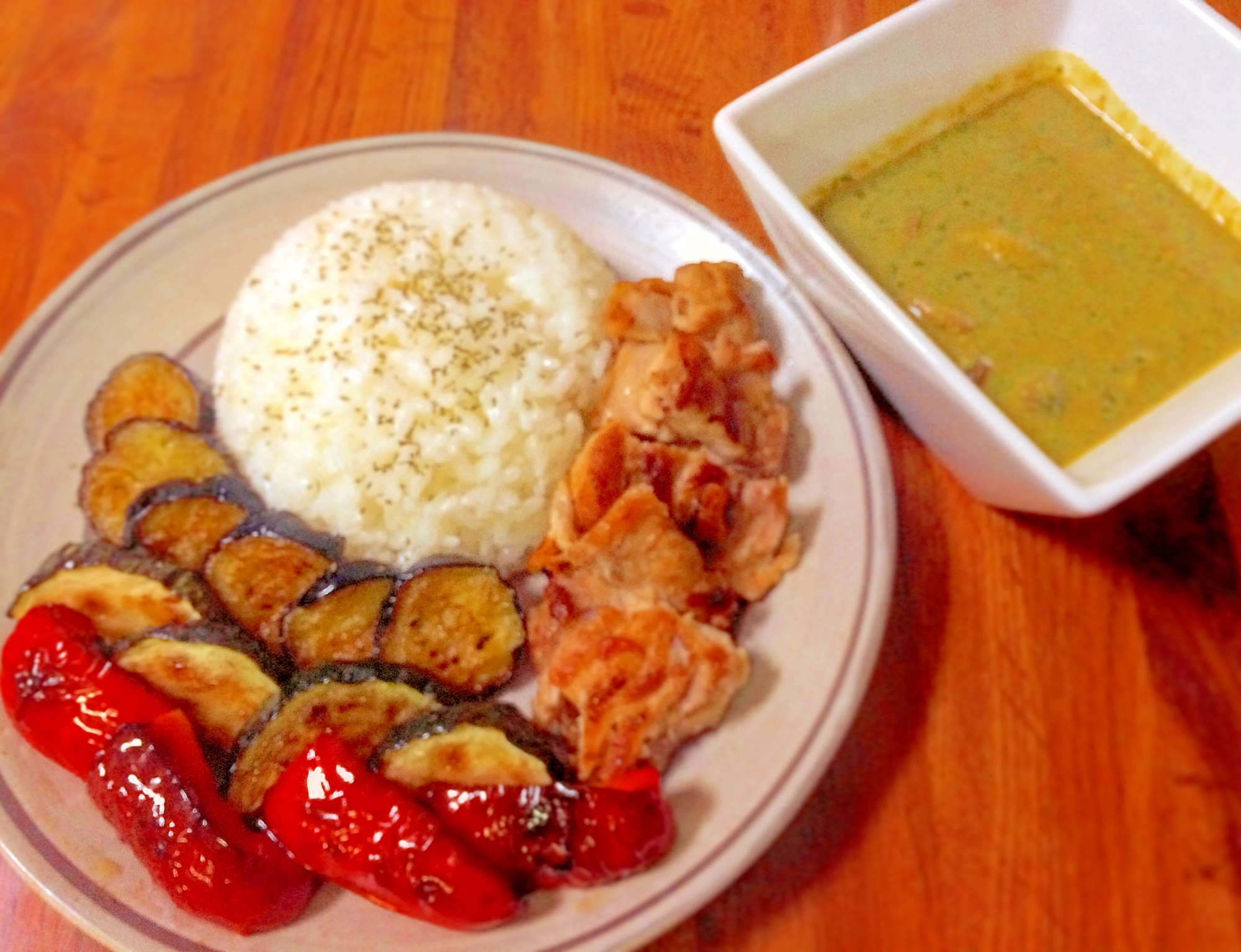 チキンステーキと素揚げ野菜の緑ベジカレーがけ♪