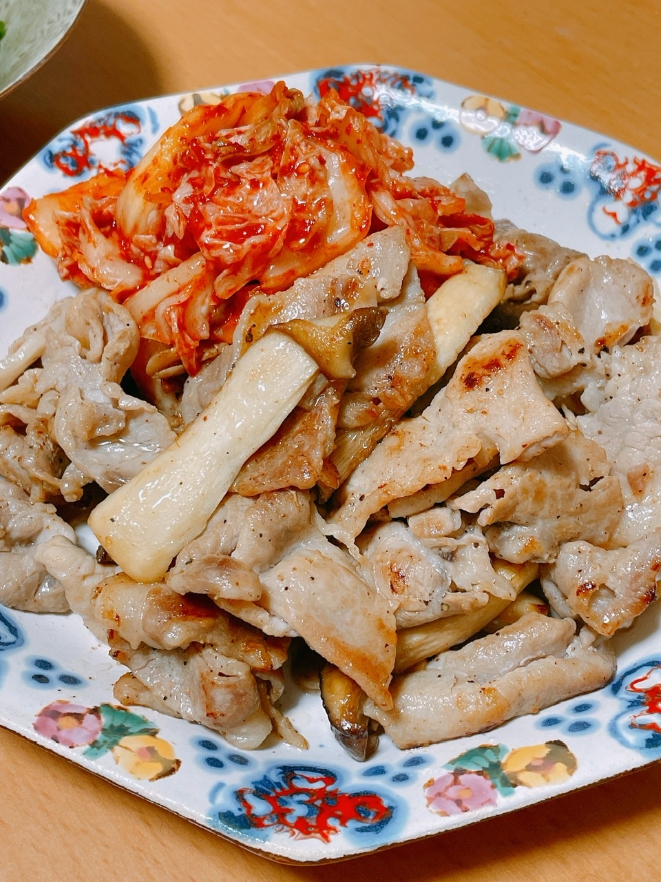 超絶簡単☻豚肉焼き（キムチ添え）