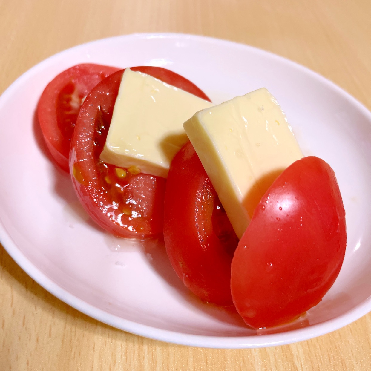 ベビーチーズで作る⭐簡単カプレーゼ風トマトサラダ