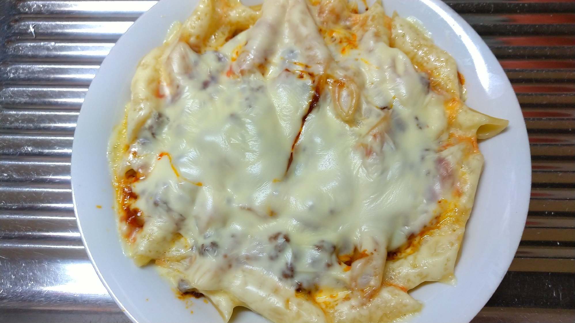 マカロニパスタのミートソースチーズ乗せ