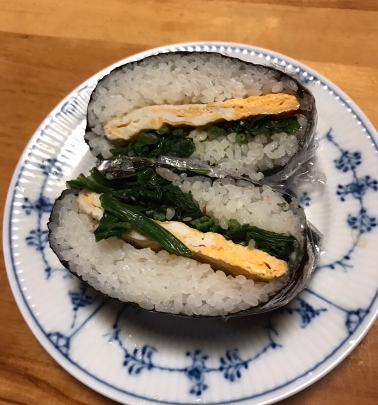 黒ごま卵焼きとほうれん草の鰹節マヨ和えのおにぎらず