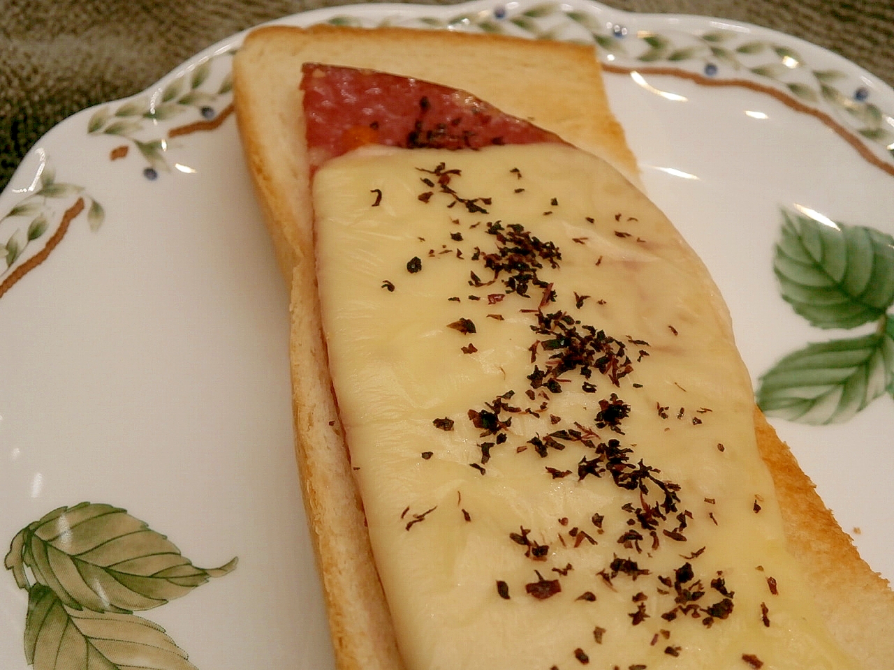 ボロニアソーセージとゆかりチーズのトースト