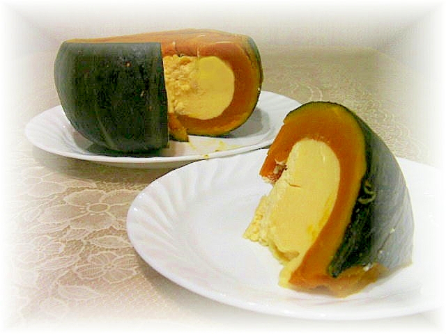 白いお皿に盛り付けられた丸ごとかぼちゃのココナッツプリン