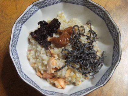 今回は、大葉を赤紫蘇と梅干で美味しく出来た♪クツクツ煮る時、塩ジャケもたっぷり１切れ加えたし❤・・❤最期の晩餐は、このお粥でｗまた作るネｗご馳走様でした！