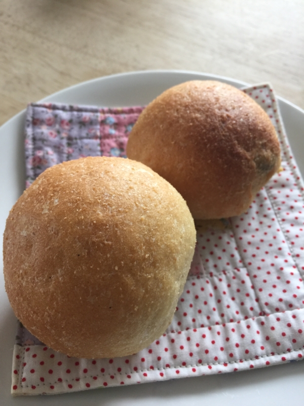 ふきんを敷いた皿に盛られた、レーズン丸パン