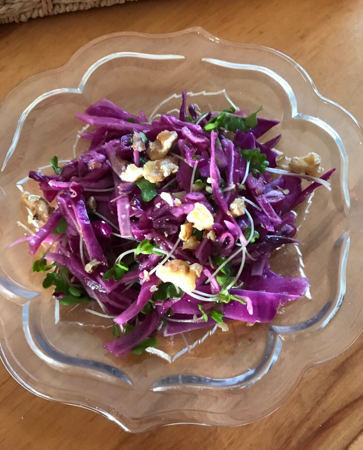 紫キャベツとブロッコリースプラウトの胡桃サラダ