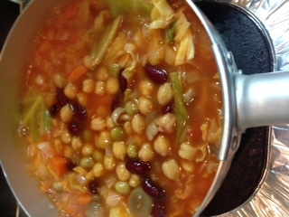 野菜＆お豆たっぷりトマトスープ