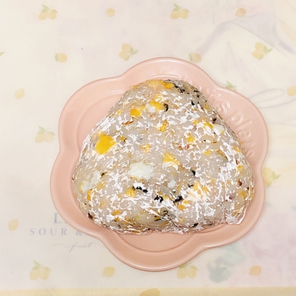 いり卵とねぎのおにぎり.‎˖٭.‎˖٭