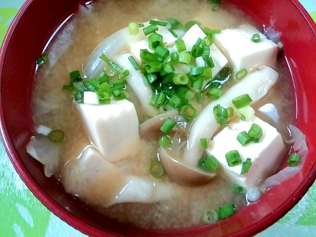 絹豆腐で☆野菜とキノコのお味噌汁