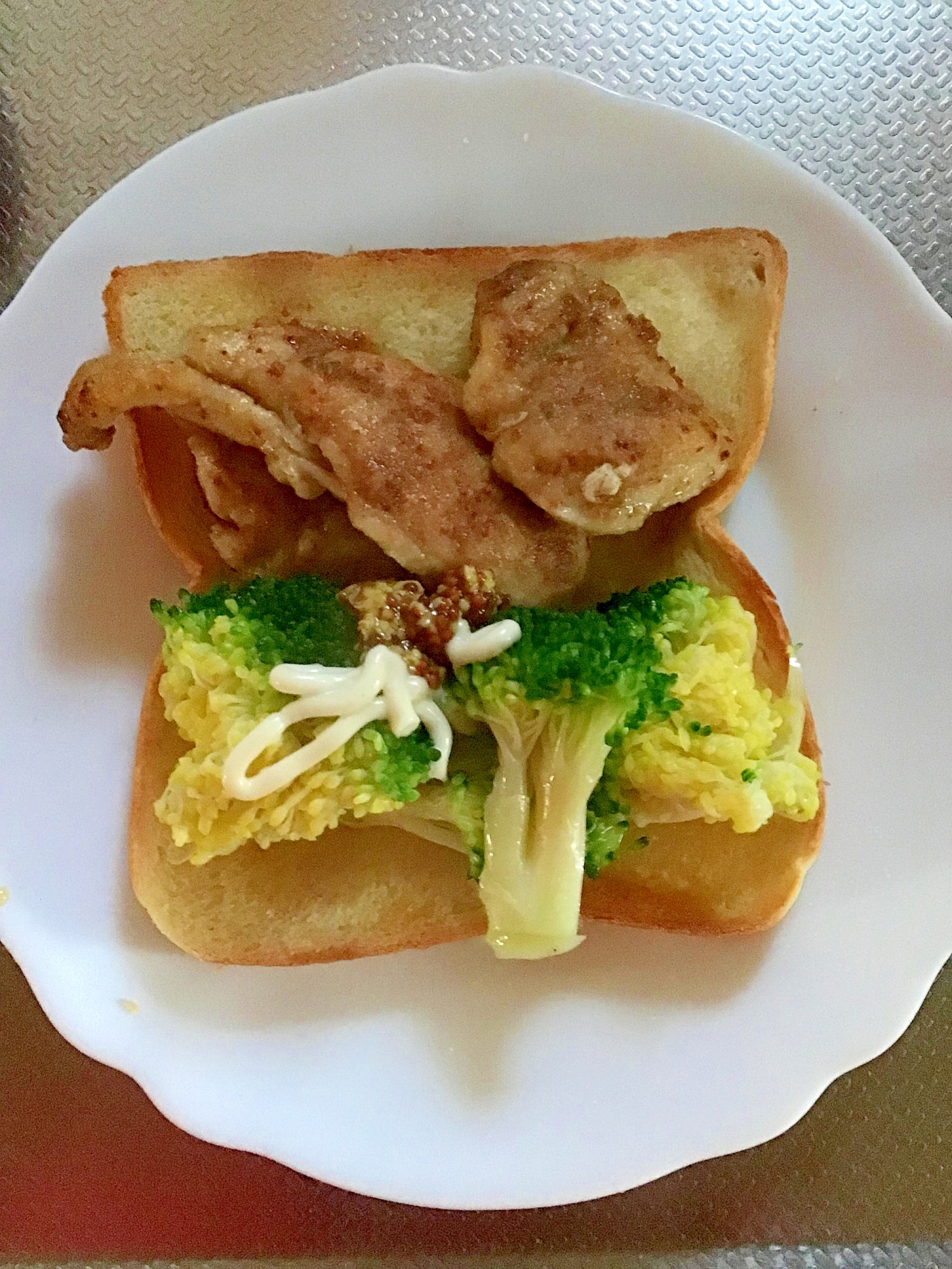 鶏ムネの生姜焼きとブロッコリーの食パンマヨサンド。