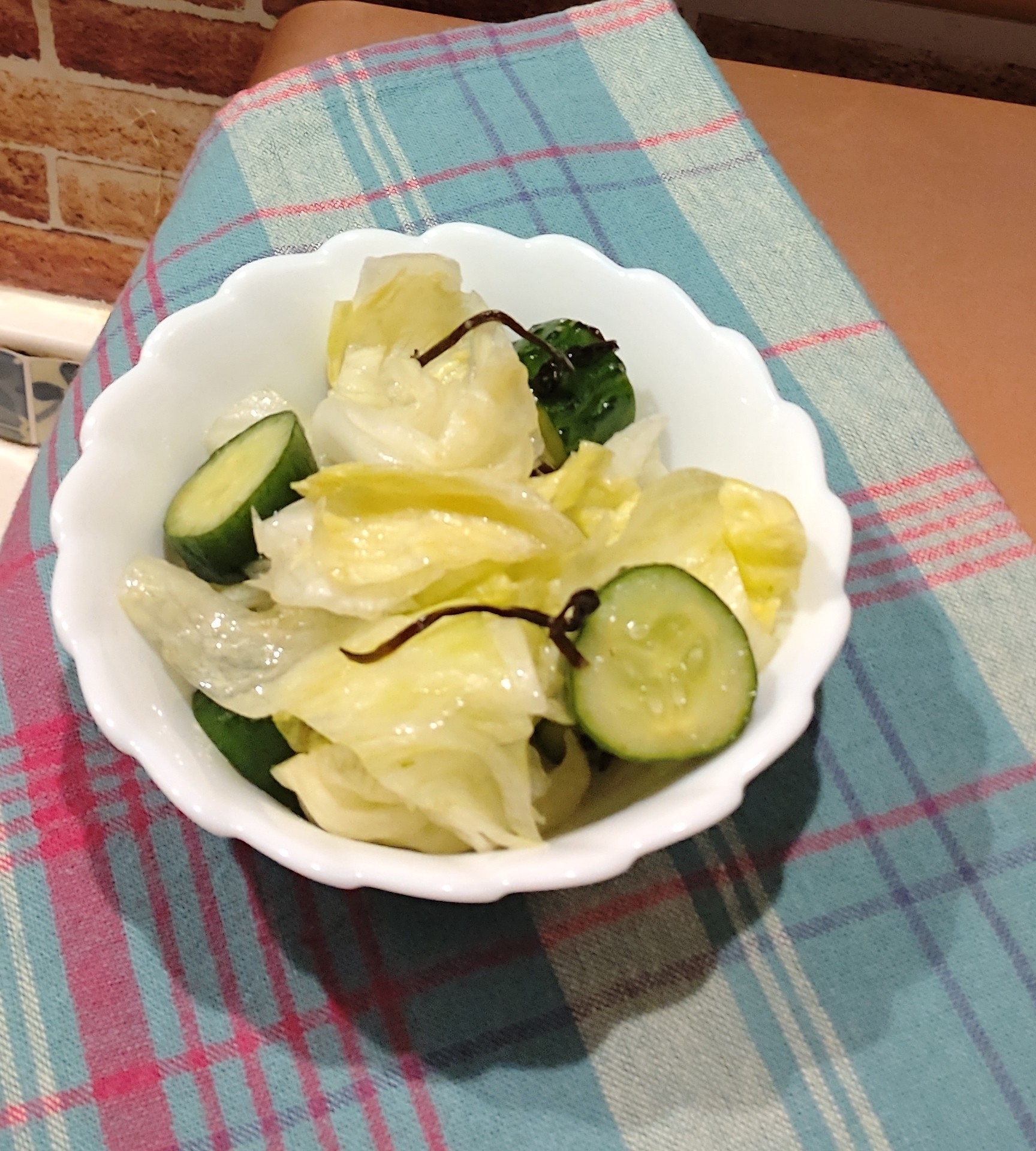 キャベツときゅうりの塩昆にんにくサラダ