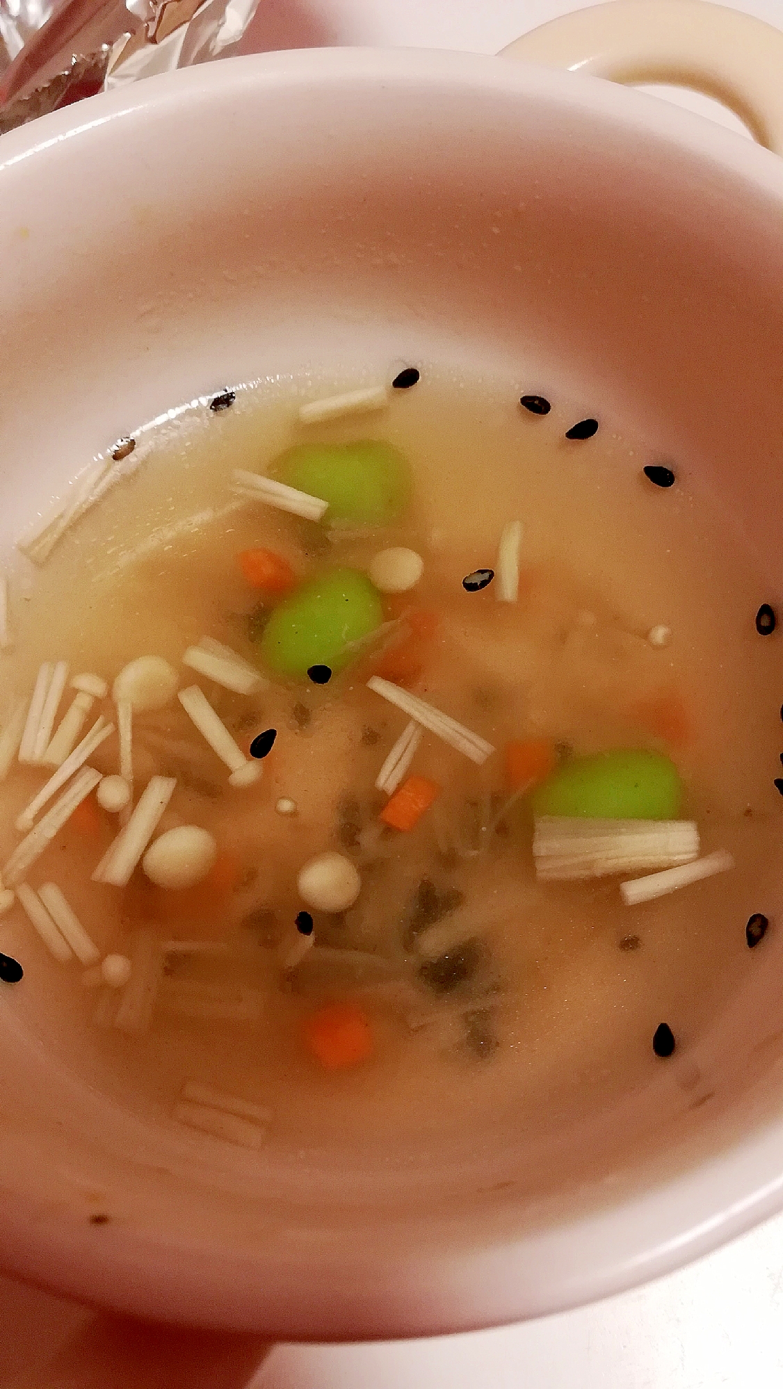 枝豆とにんじんとえのきとウインナーのスープ