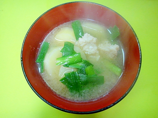 じゃがいもと鶏ひき肉ニラの味噌汁