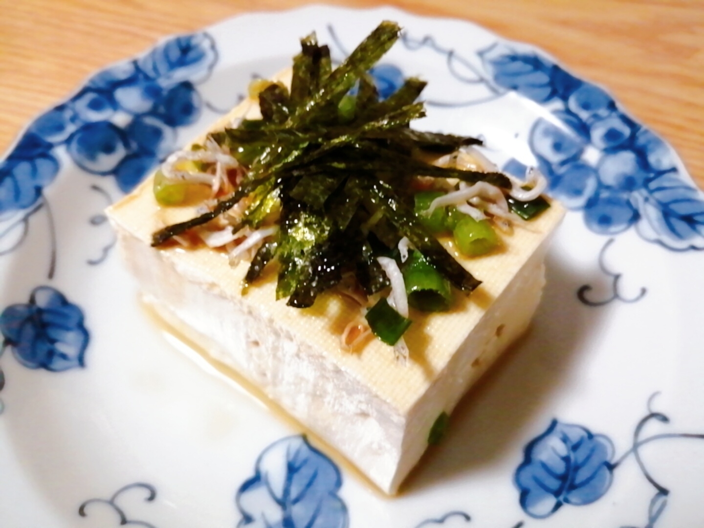 ちりめんじゃこと小ねぎと海苔の冷奴