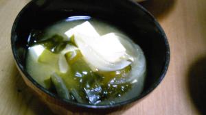新玉ねぎと豆腐とわかめの味噌汁 レシピ 作り方 By れいらん6425 楽天レシピ