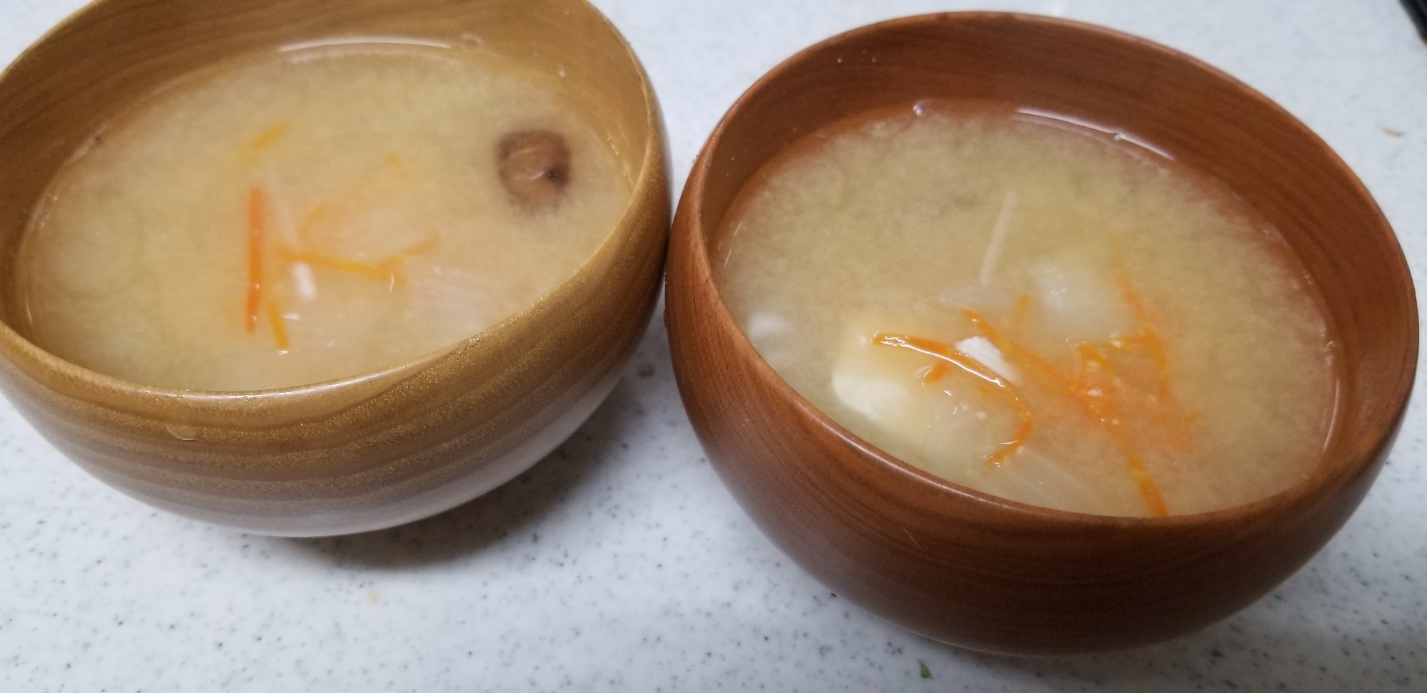 人参、豆腐、玉ねぎ、椎茸の具沢山味噌汁