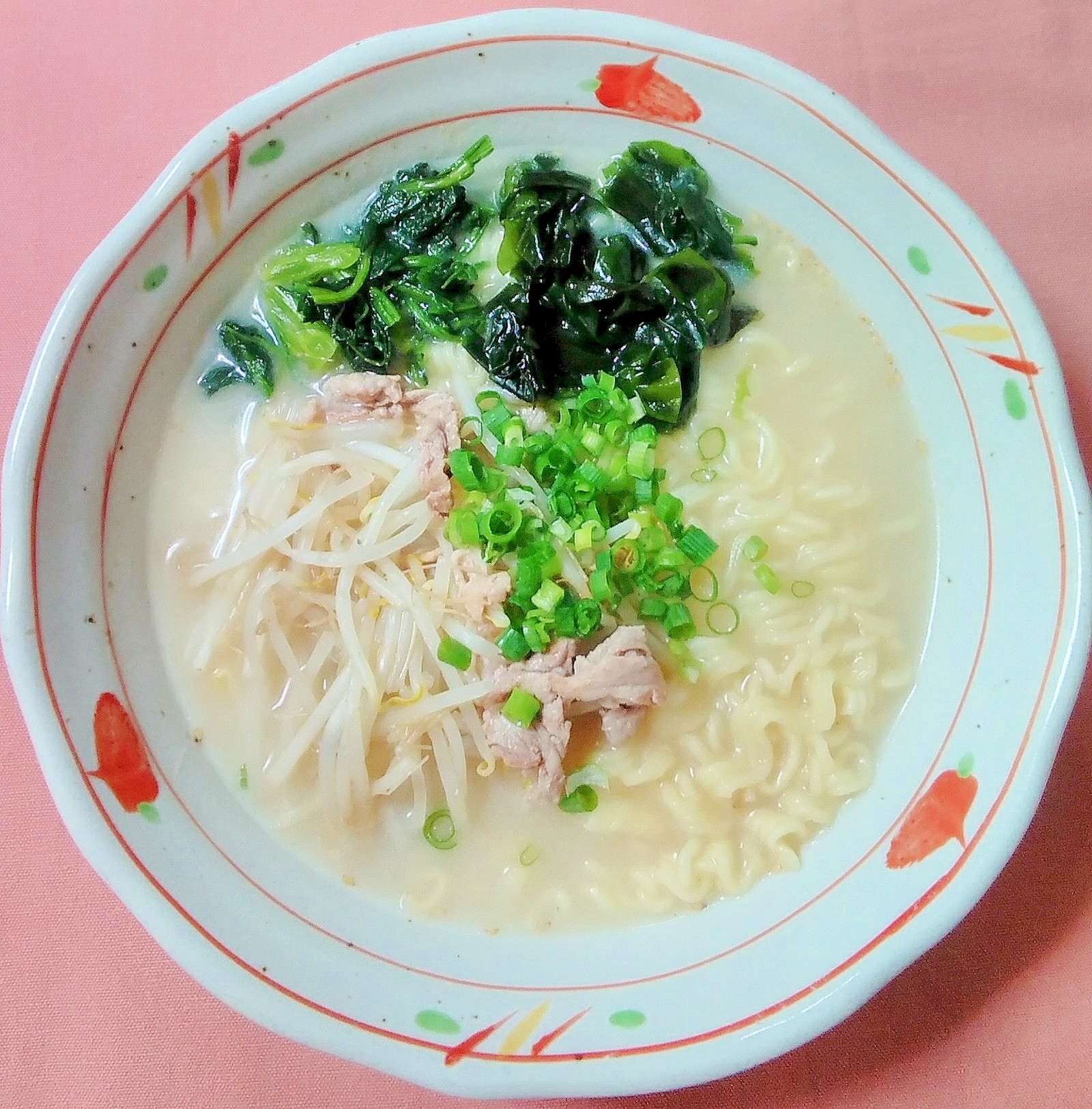 わかめとほうれん草の豚骨ラーメン