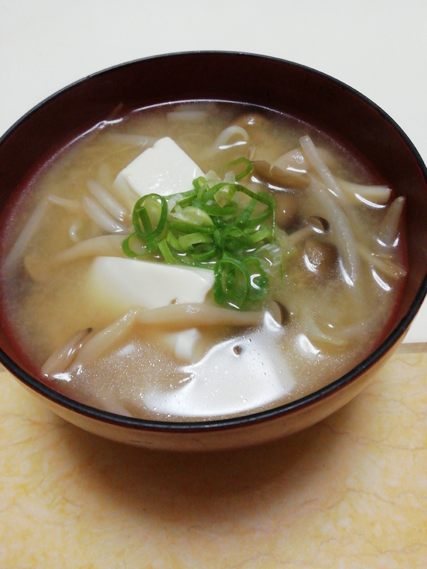 もやしと豆腐としめじの麦味噌汁