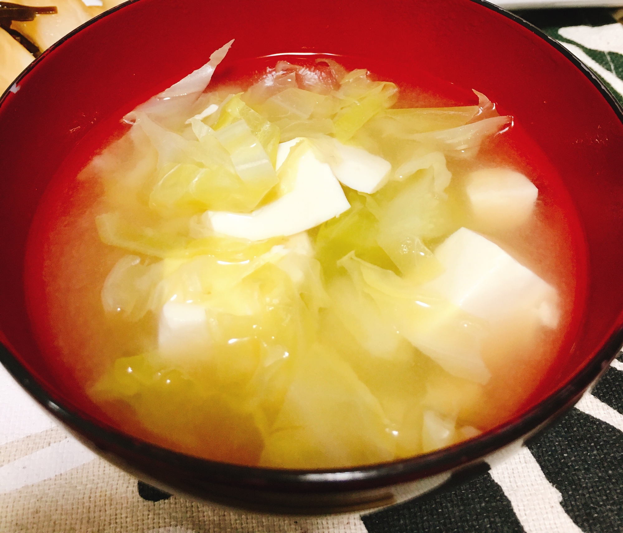 芯まで使ったキャベツのお味噌汁