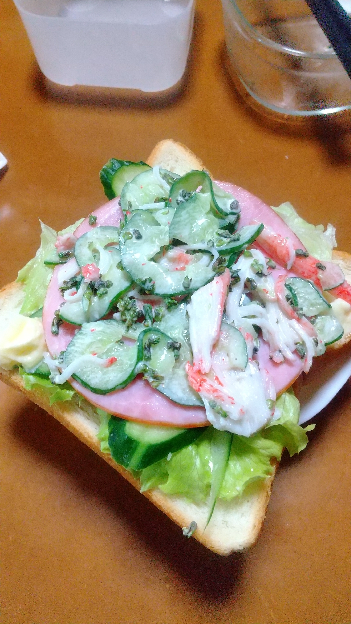 しその実とカニカマサラダのオープンサンド